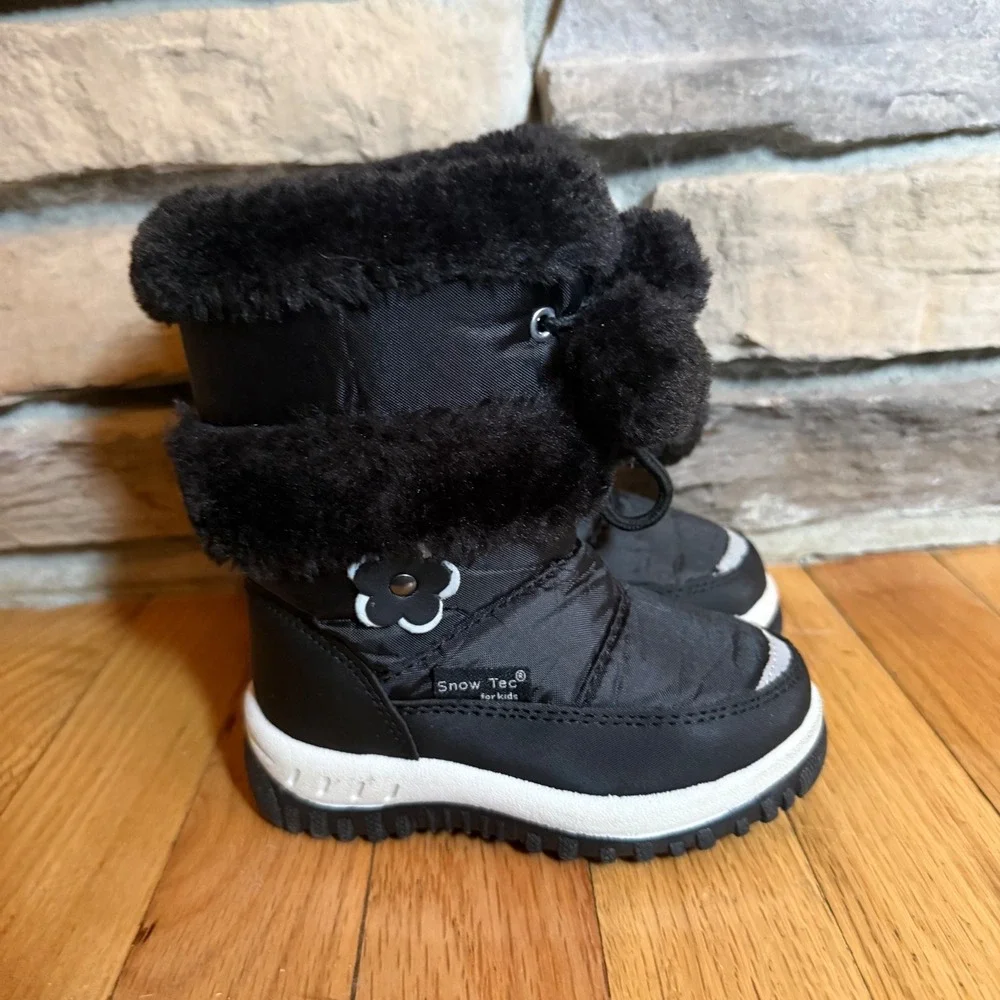 Snow Tec Kids Black Snow Boots with Fur Trim and Pom Poms Size 6